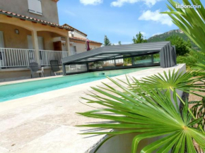 Maison confortable avec vue montagne à Nant, piscine partagée